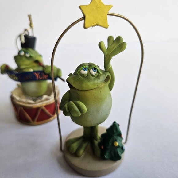 2 Vintage Russ Berrie Douglas Mistletoad Christmas Frog Nodder Bobble Ornaments - Picture 2 of 9